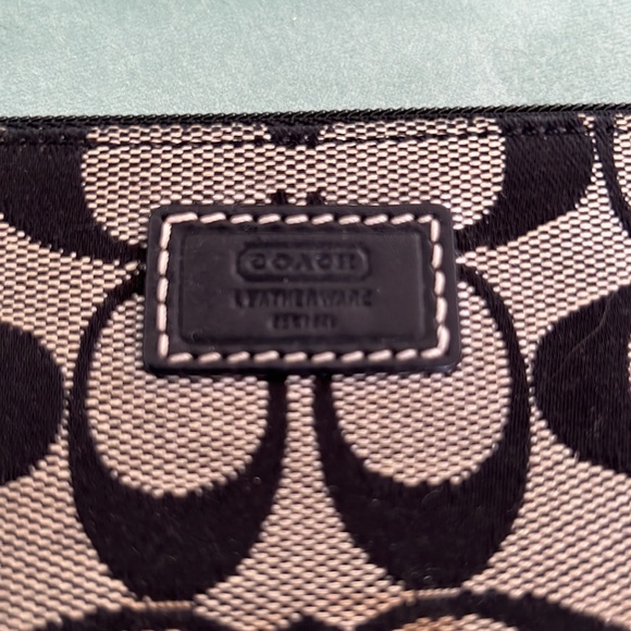 Coach wristlet - Picture 2 of 5